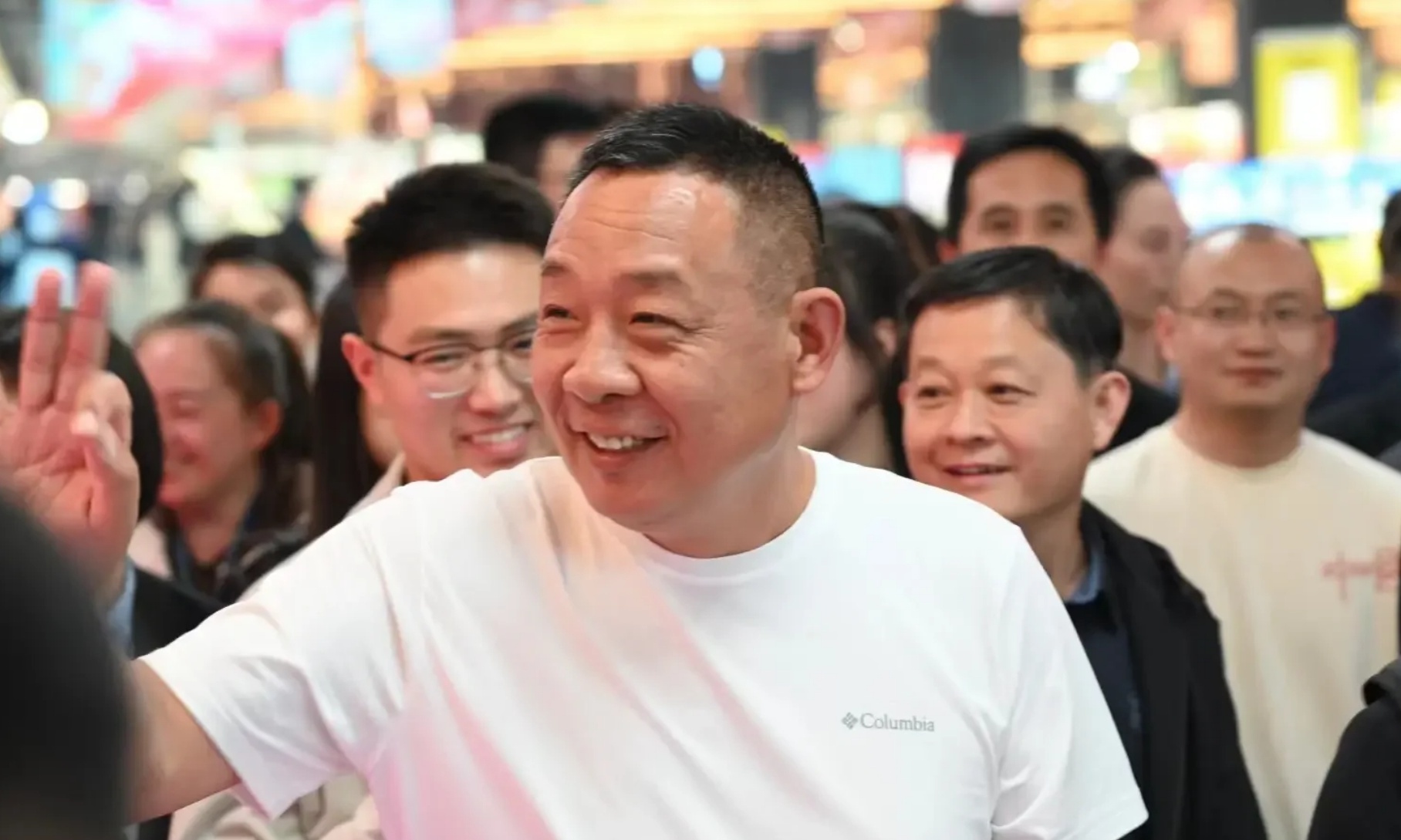 于东来又冲上热搜!提议40小时工作制+40天年假,打工人集体点赞