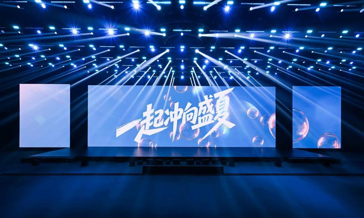 夏日出片神器登场,华为nova 16系列用2亿红枫捅破同档影像天花板