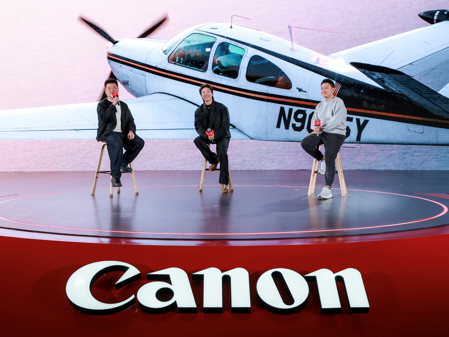 人们站在飞机前面
AI 生成的内容可能不正确。