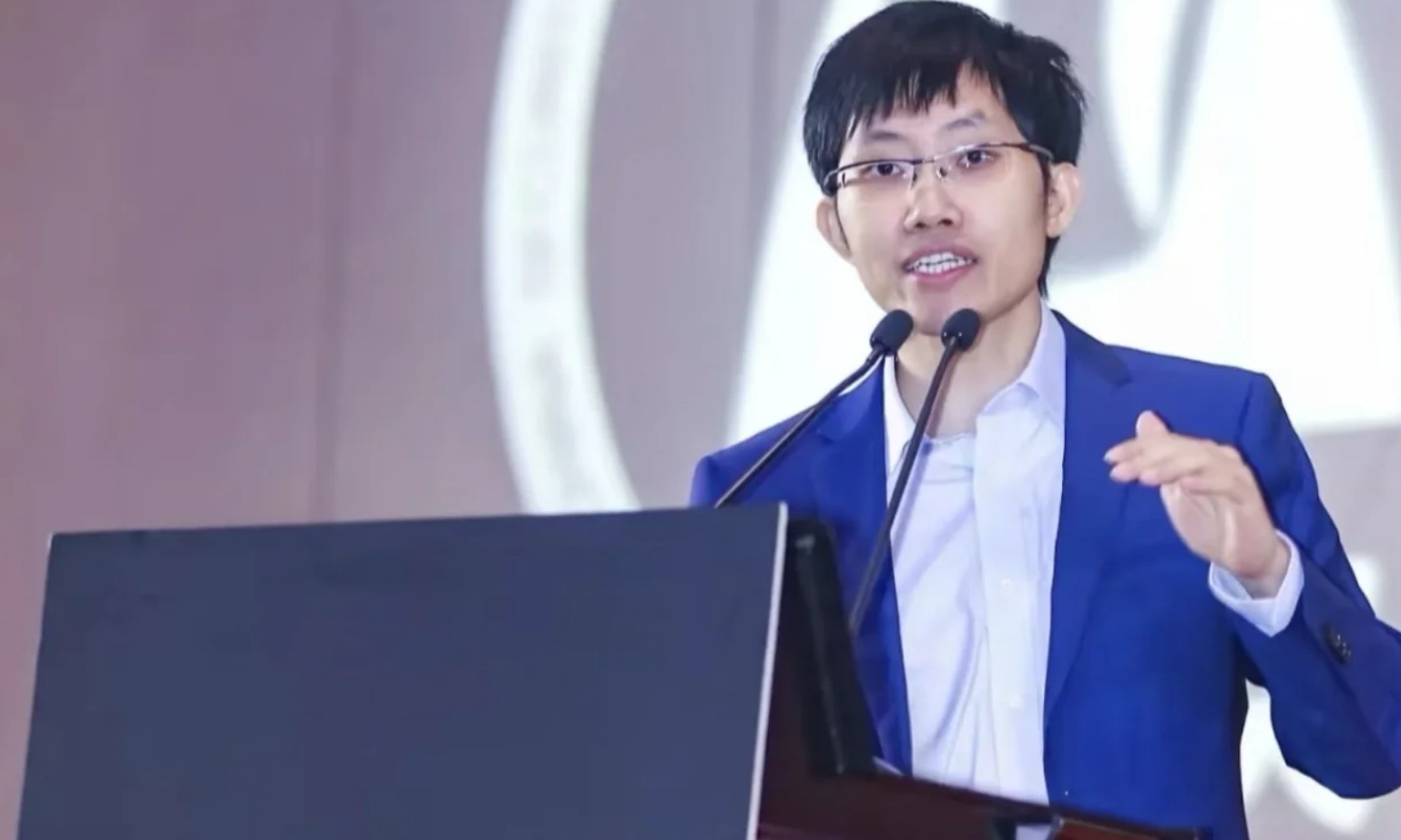 DeepSeek创始人梁文锋赚麻了！幻方赚超50%，AI比炒股轻松