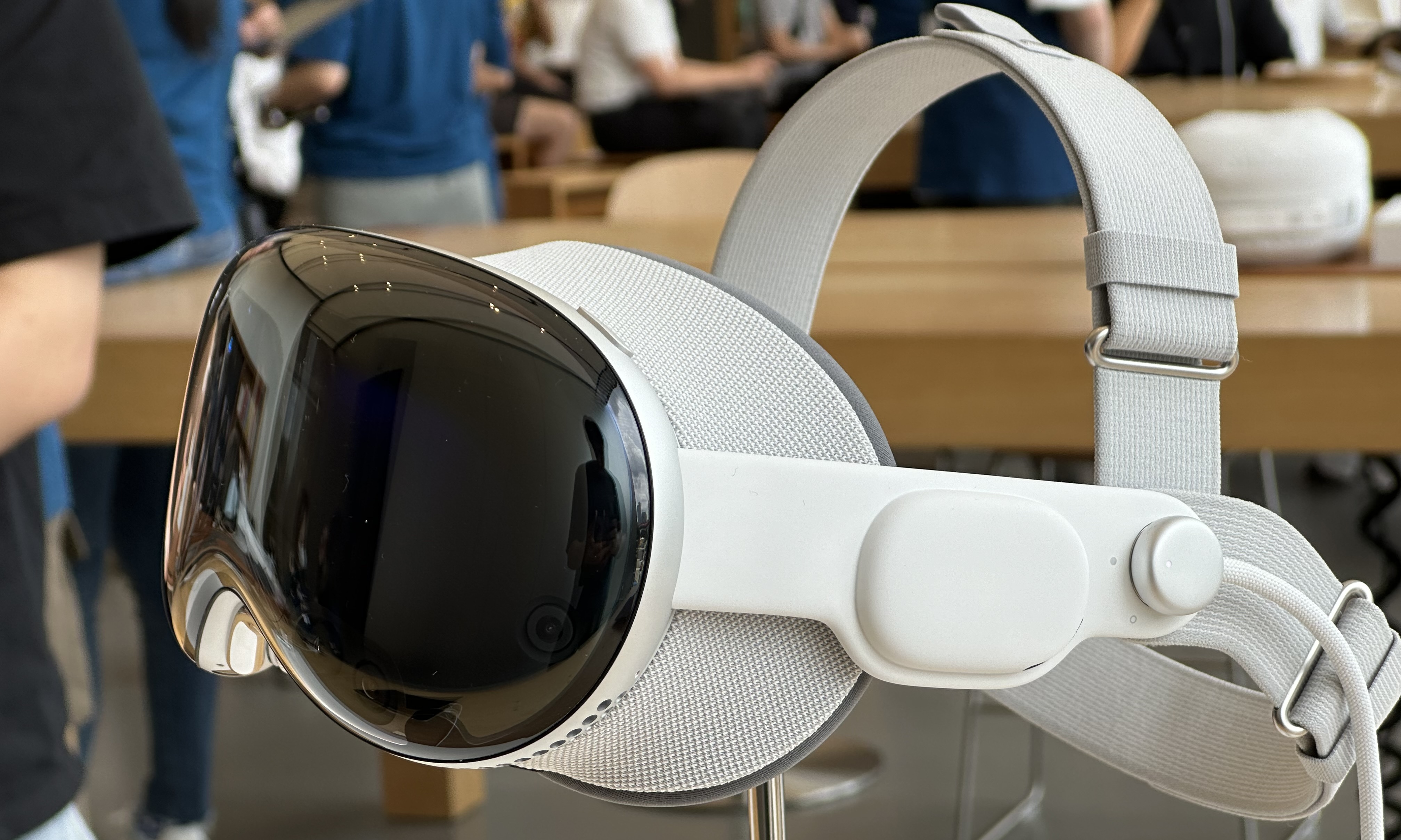 Apple Vision 开售首日探店：定制流程丝滑，交互体验很“直觉”