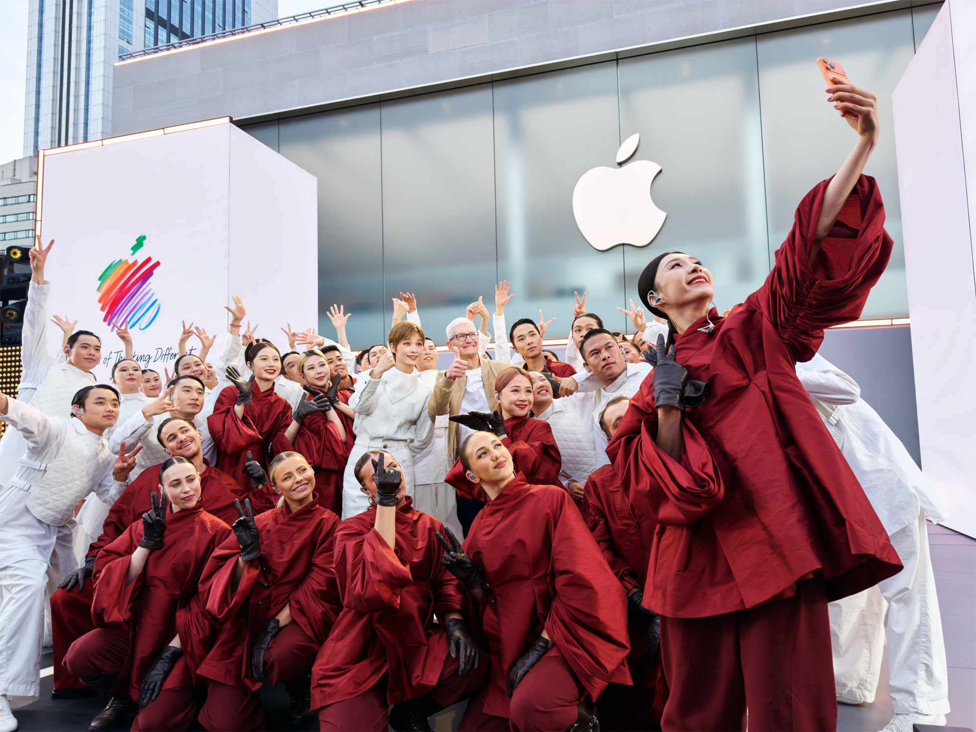 Apple-50-year-anniversary-Chengdu-Chris-Lee-and-dancers-selfie-with-CEO-Tim-Cook_big.jpg.large_2x.jpg