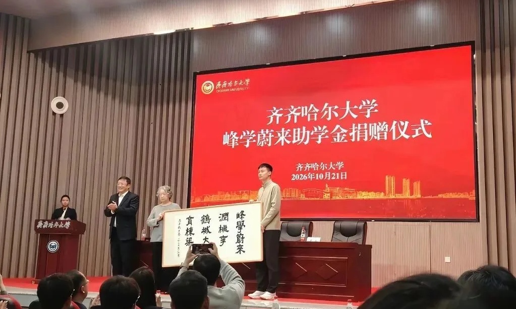 一诺千金！武亮陪同张雪峰母亲赴高校捐款，太感人了