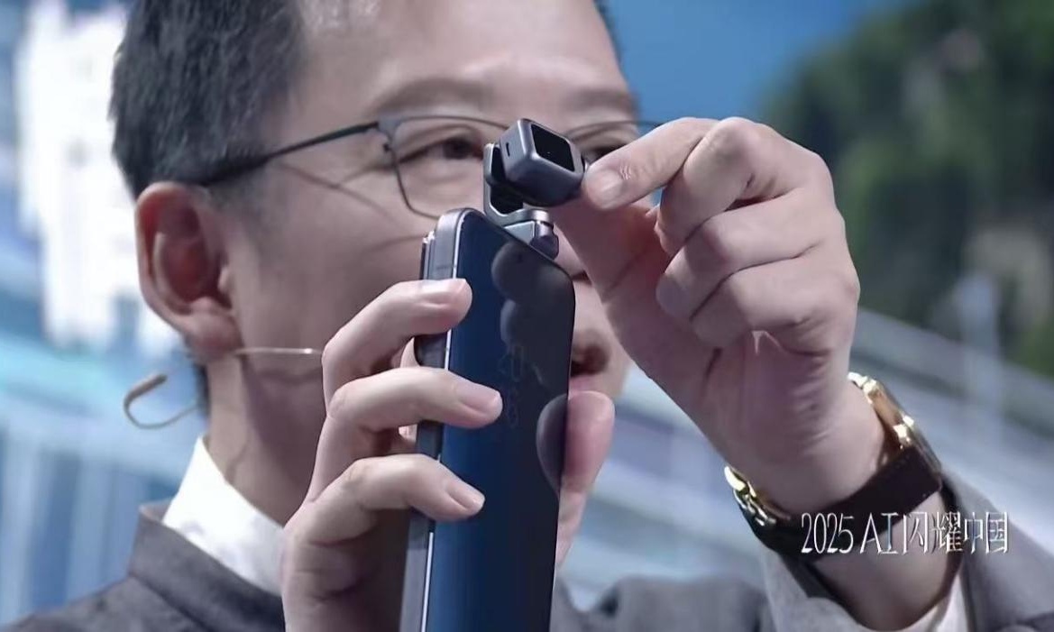 吴晓波眼中的“10万亿级新物种”：荣耀ROBOT PHONE重构未来终端想象