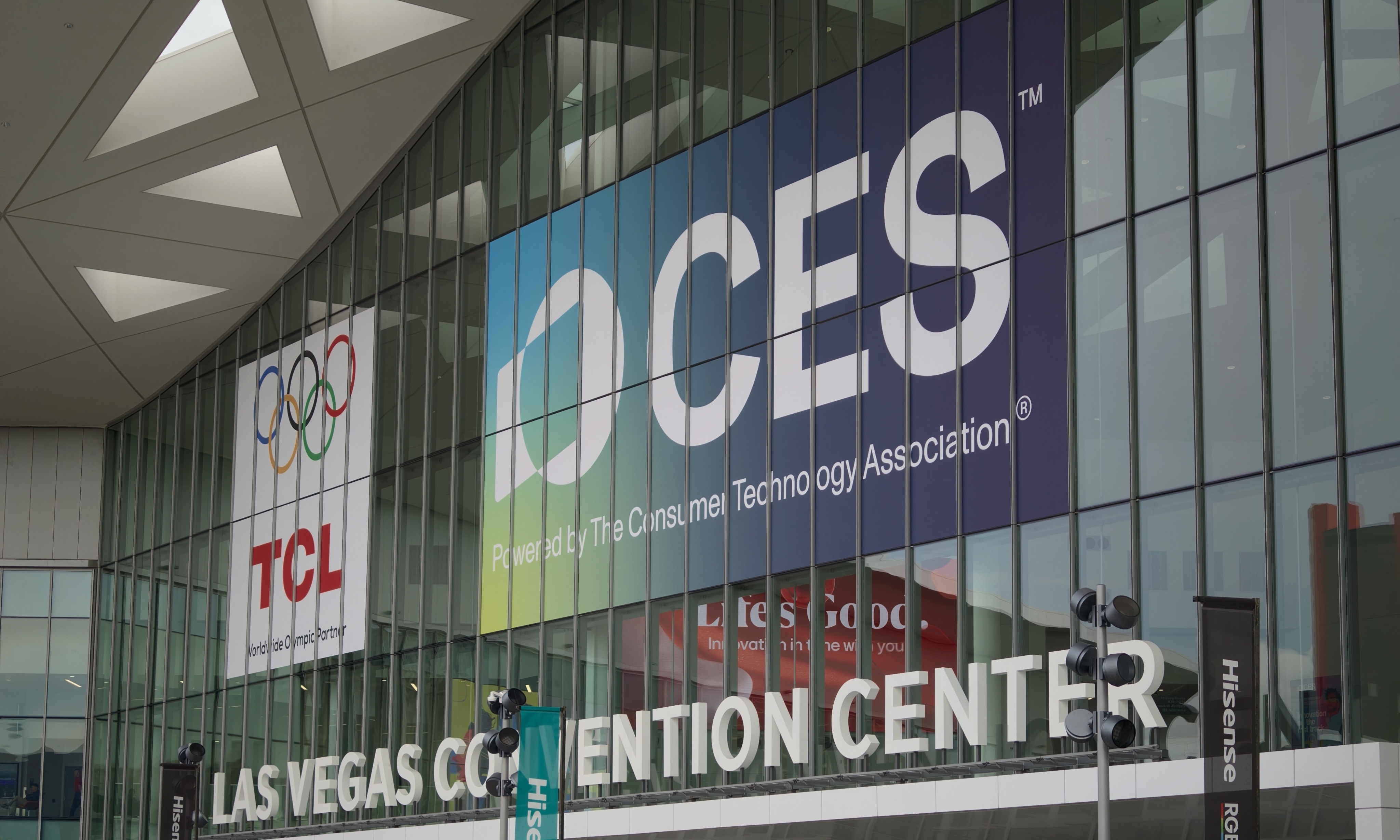 藏在镜子、耳机与吊坠里的AI，今年CES的AI硬件，试图给出“务实”新答案