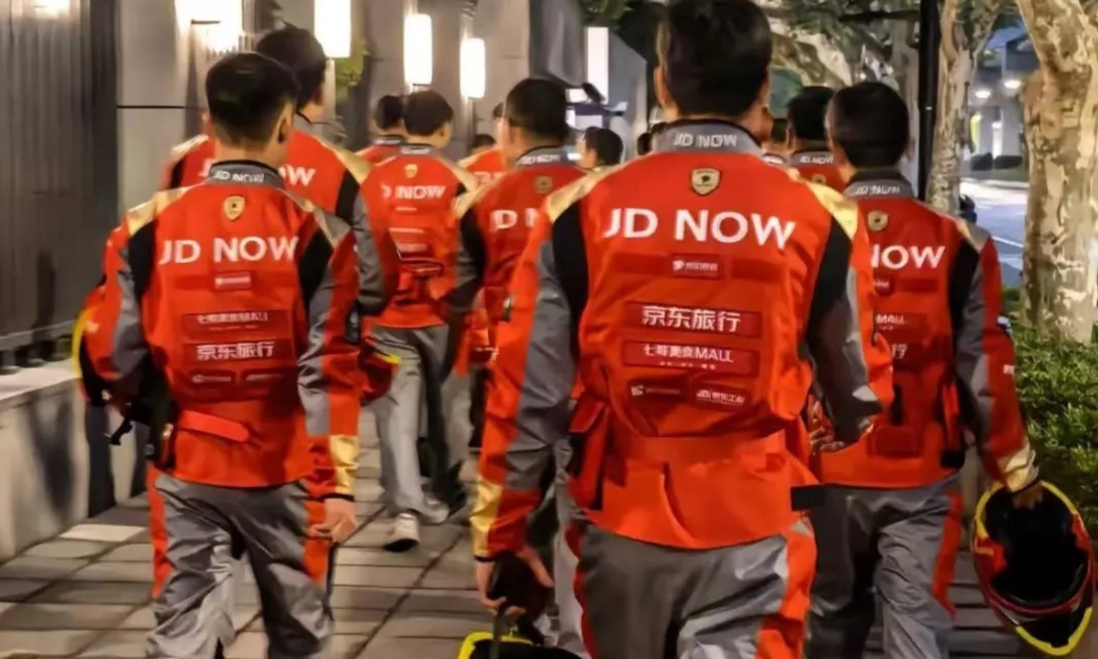 刘强东杀入时尚界!京东骑手新皮肤曝光,撞款法拉利车队