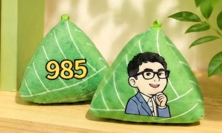 狂卖3万单！张雪峰糕粽玩偶爆火，网友怒斥吃人血馒头