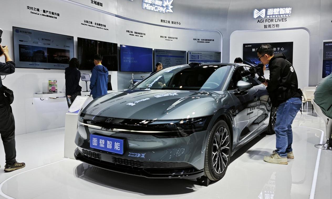 别再卷屏幕了！智能座舱真正的底牌，藏在两件事里