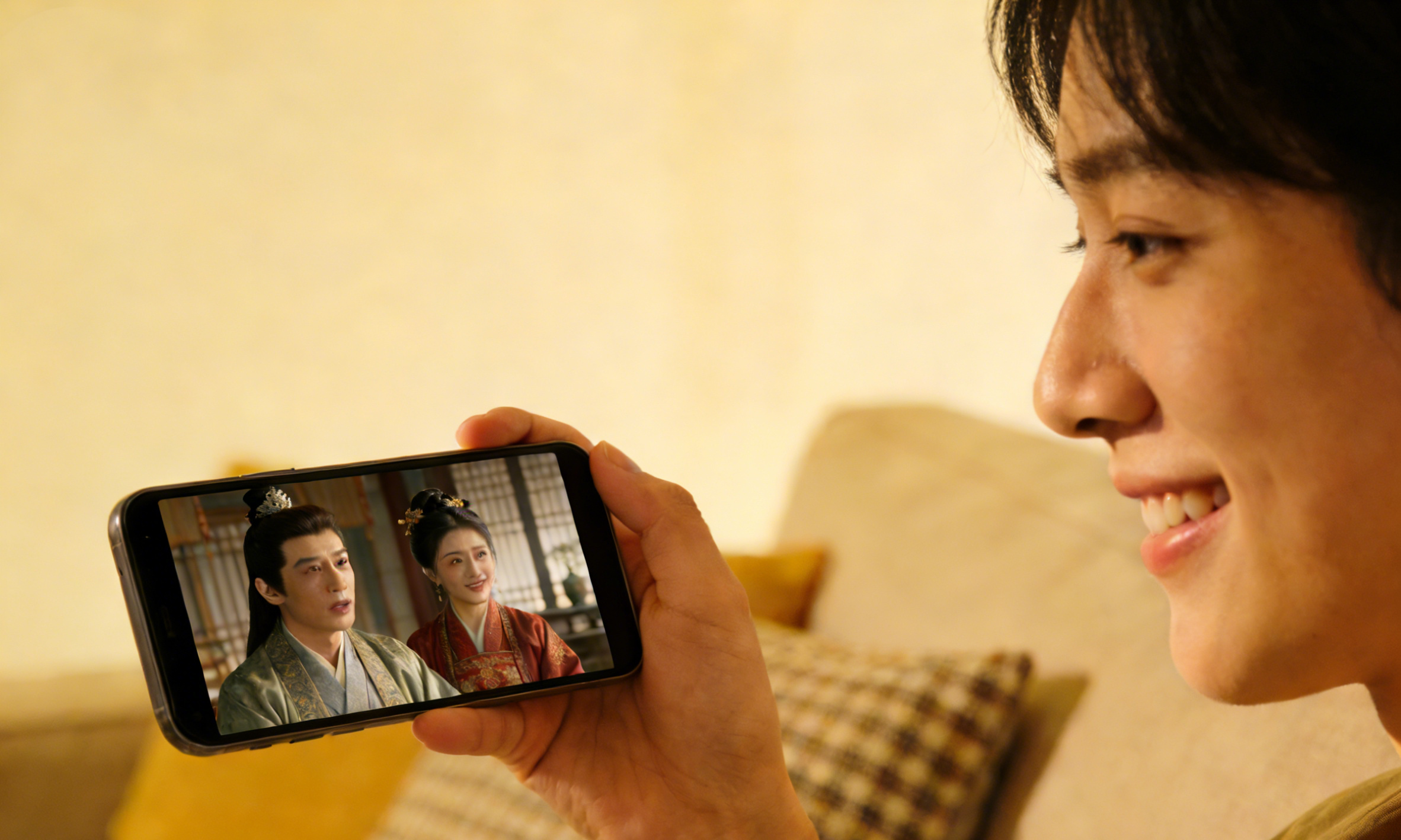 手机厂商“杀入”短剧市场：小米砸钱囤片，华为试水变现，图的是啥？