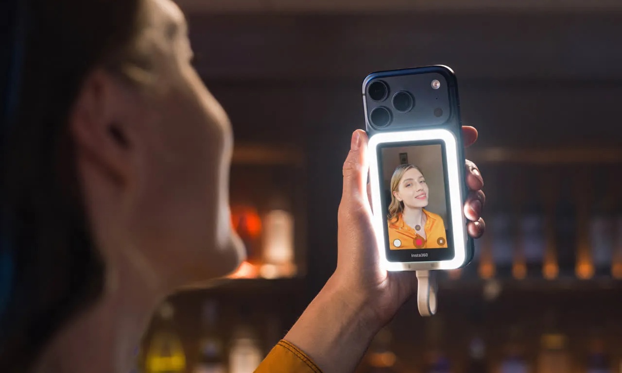 影石发布自拍神器！你的手机侧翻屏回来了？