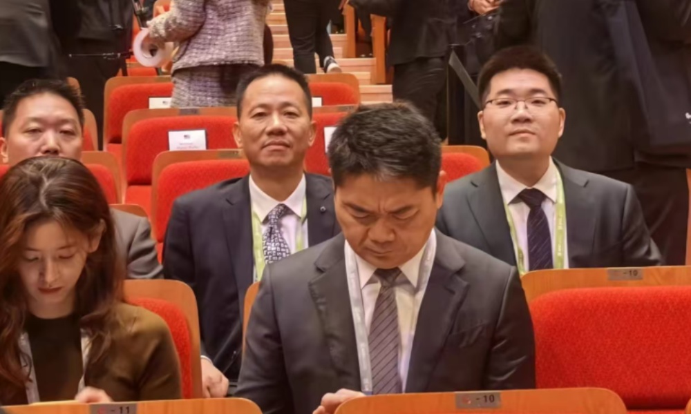 刘强东章泽天十年婚姻画风突变:这才是最好的相处方式