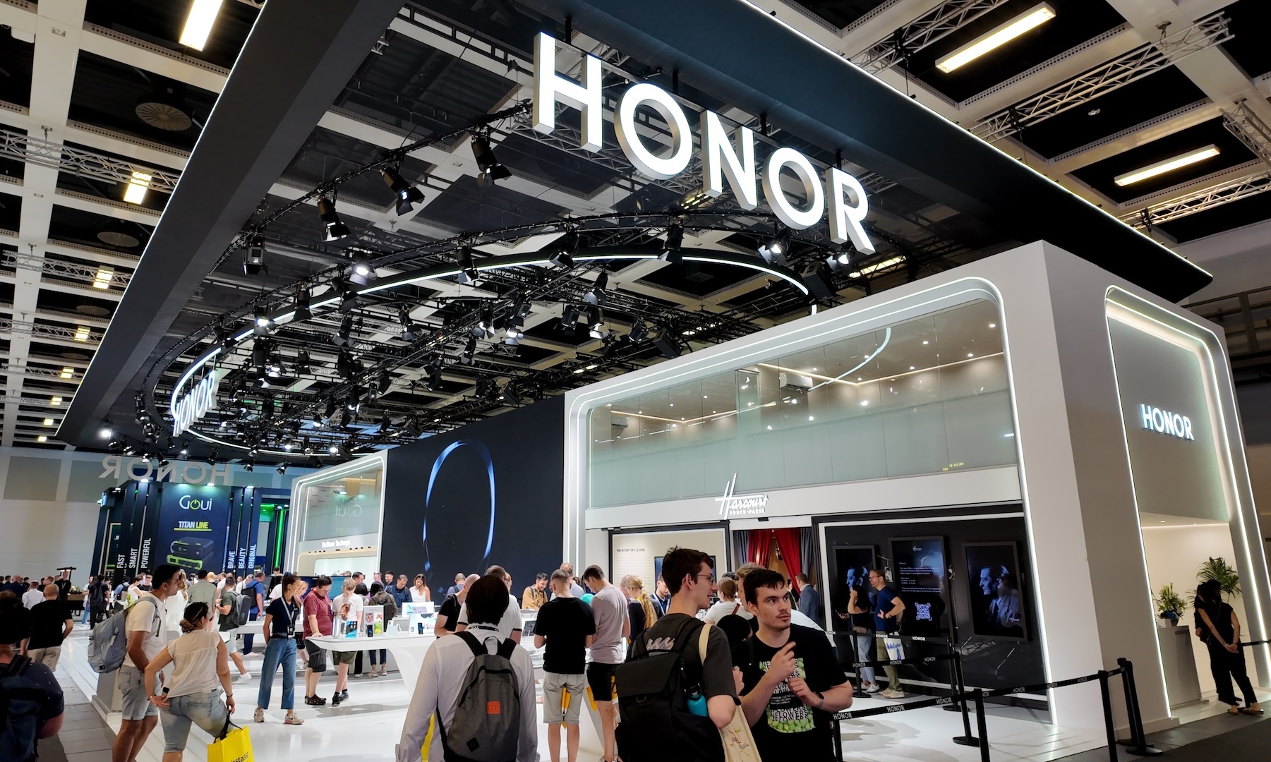 猛料！字节豆包手机最早找的是荣耀，现在终于谈拢了？