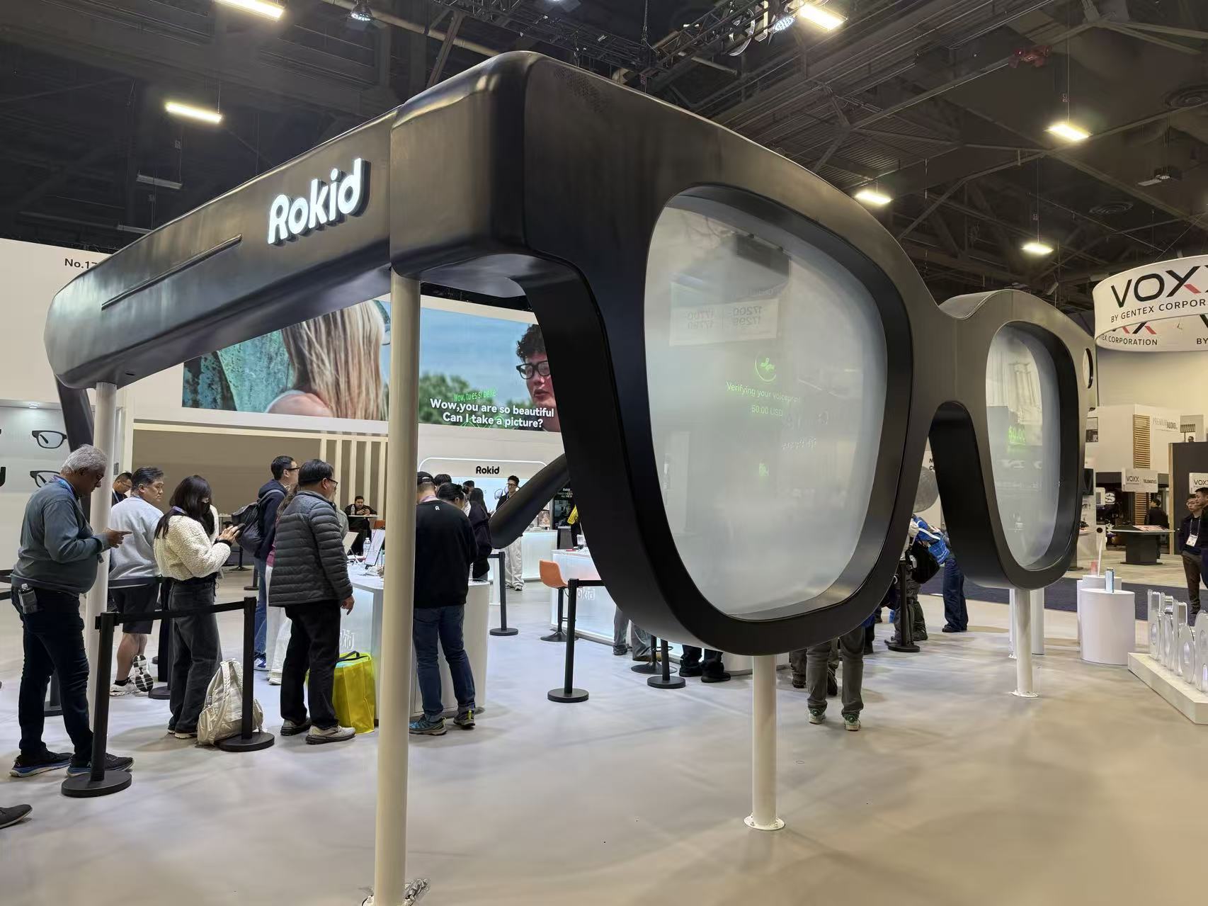 终于上桌吃饭！AI眼镜分野于CES：独立重要智能体更重要(图2)