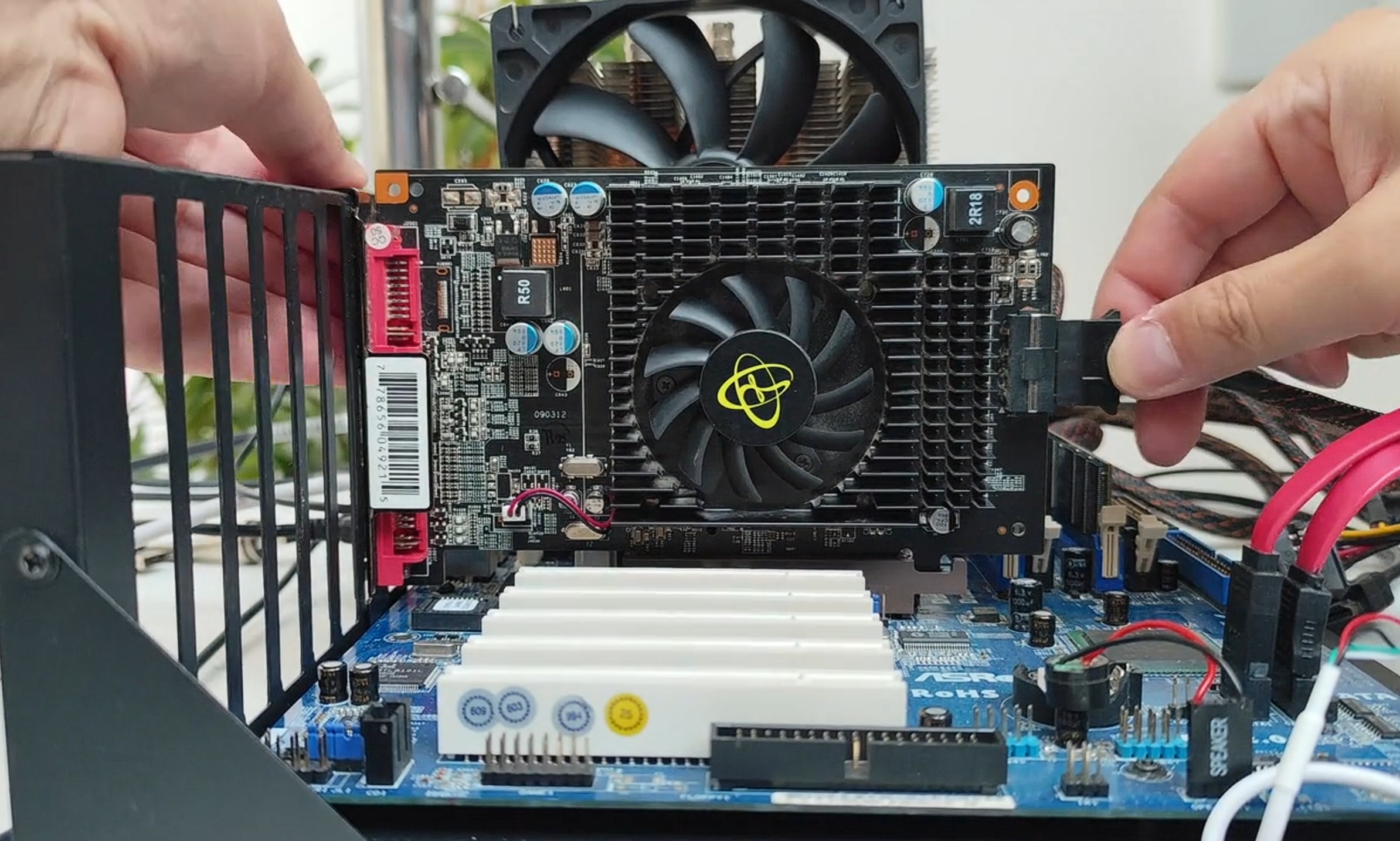 复活二十年前的老内存！用DDR1跑Win11，网友快被涨价潮逼疯了