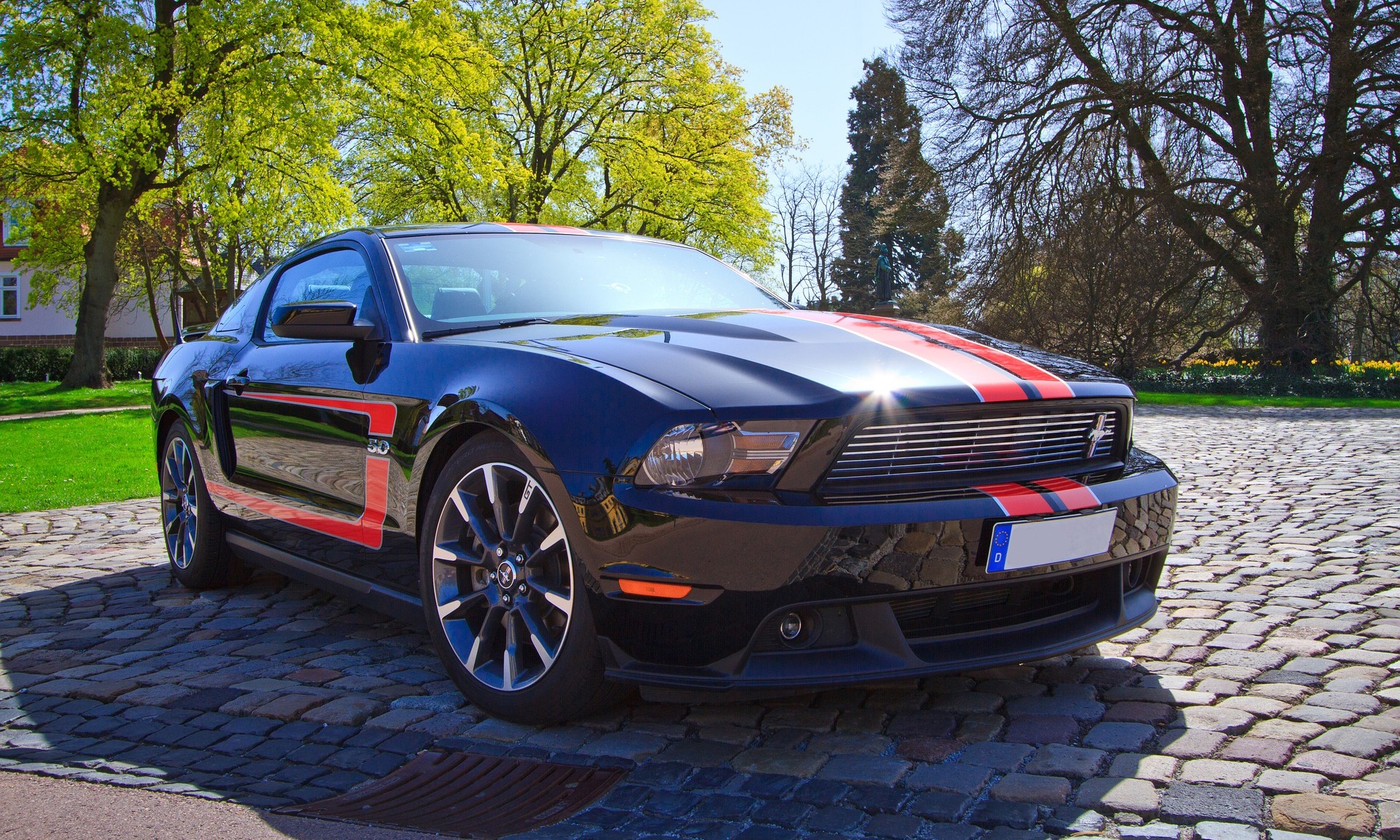 比特斯拉炫酷多了！福特汽车新技术确认：前大灯可投射道路信息