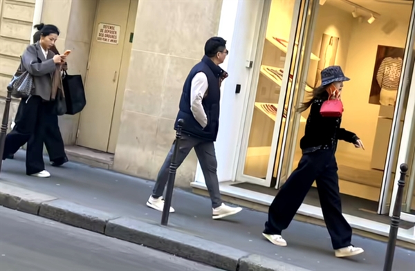 刘强东章泽天现身巴黎街头：女方忙于通话 男方戴墨镜低调跟随