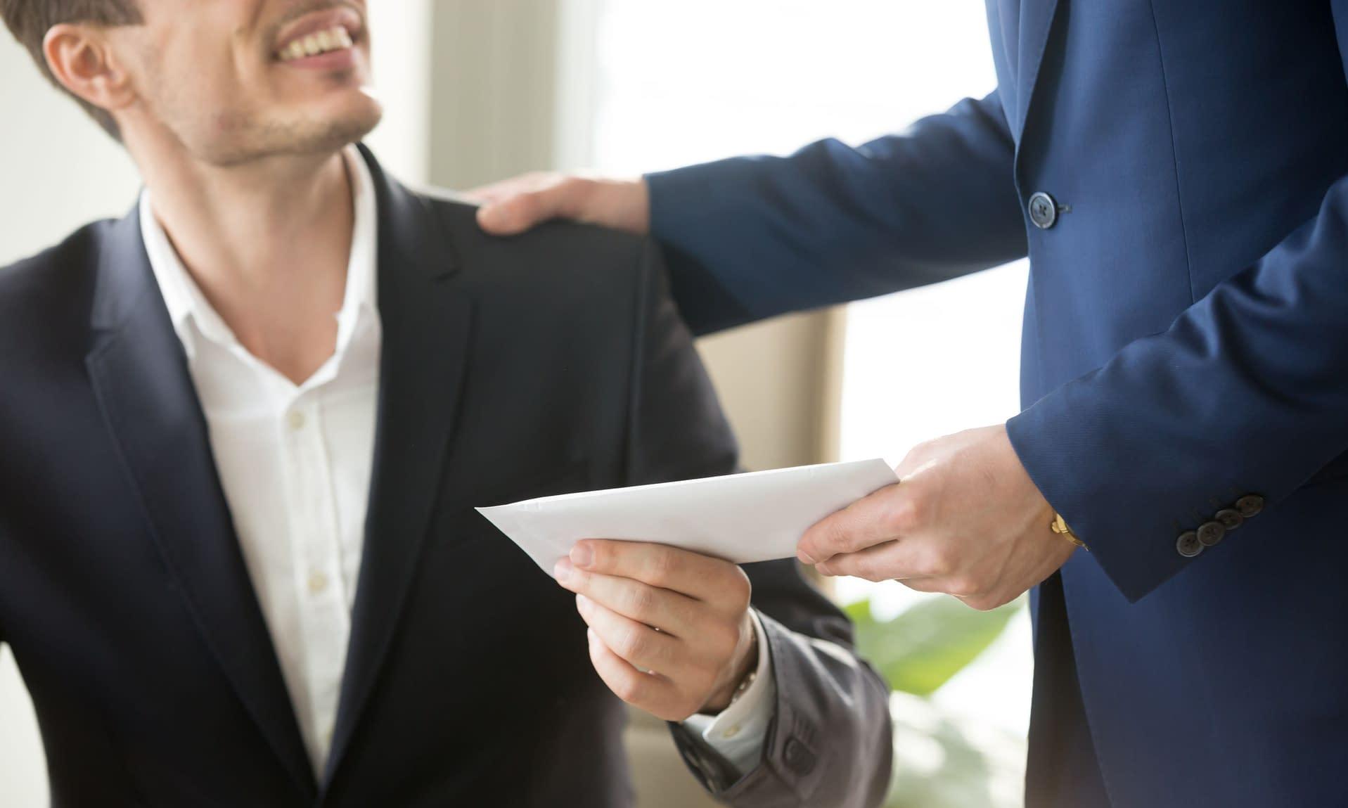 只有魔鬼辣椒酱和扑克牌!某公司开工红包过于抠门:还不如不发