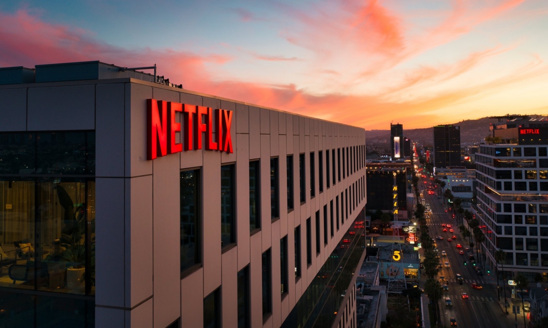 流媒体瓶颈期，Netflix往线下寻增长