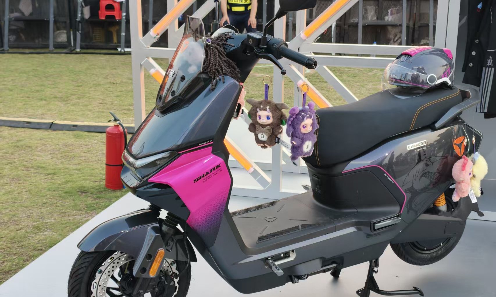 4999 元起！AI影像、半固态锂电上车，雅迪冠能普及「车规级」体验