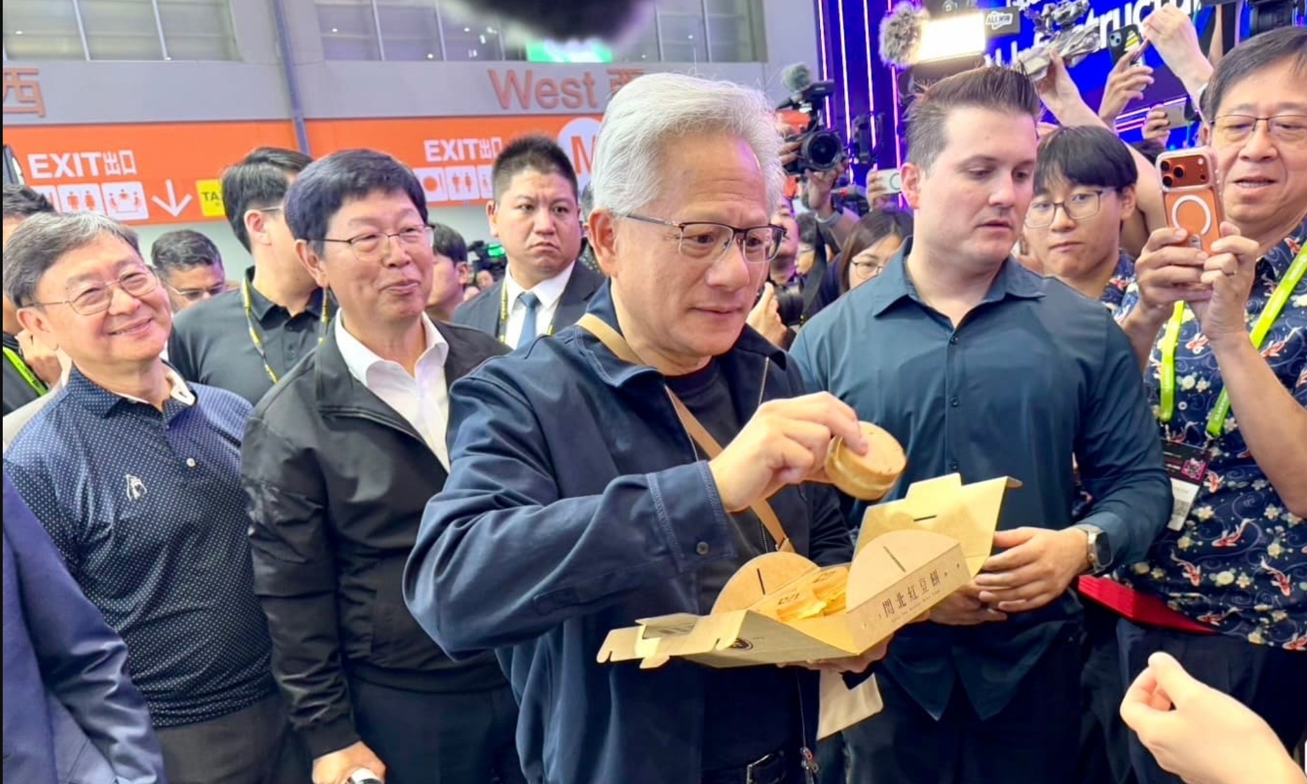 身价万亿席地喝酒！黄仁勋随性出圈，原来是英伟达顶级营销