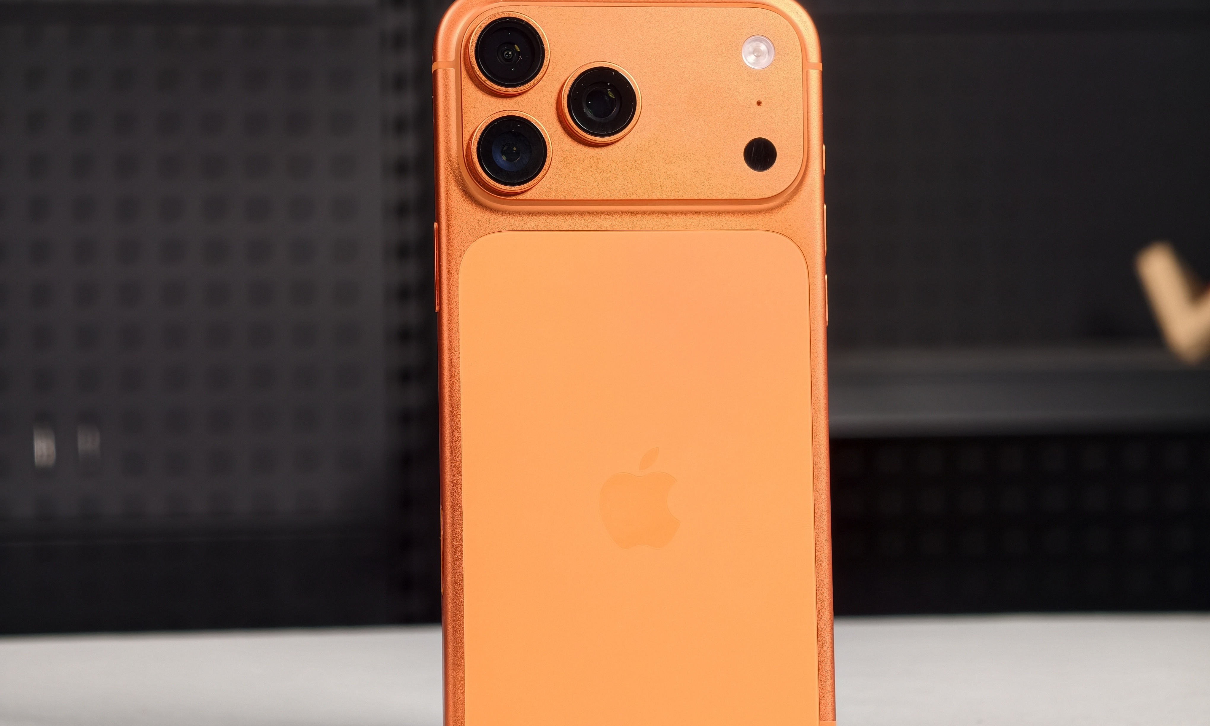 iPhone 17 Pro散热实测：大幅改进，库克诚不欺我？