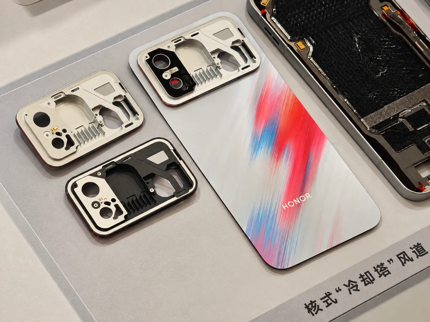 荣耀手机内部结构展示.png