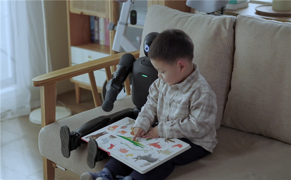 “稚晖君”发布全球首个个人机器人：轻松塞进背包拎着就能走