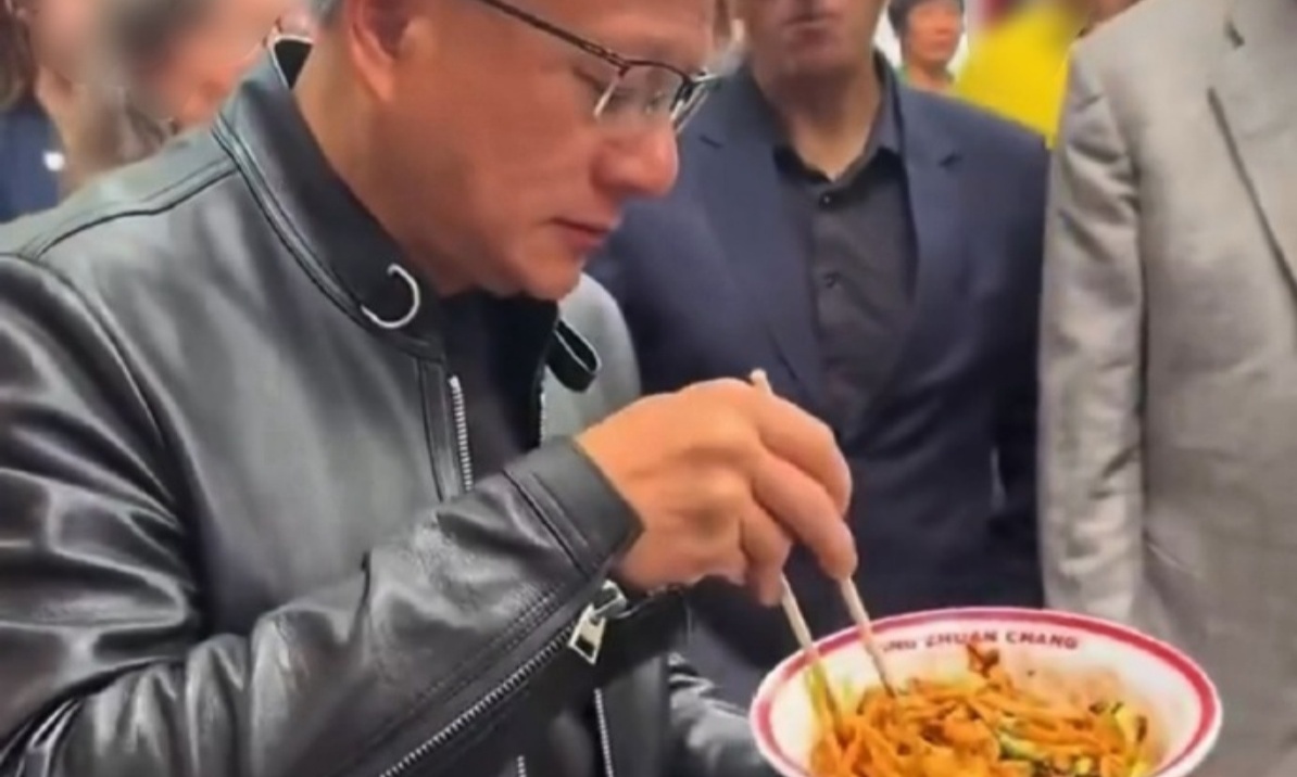 爽吃！黄仁勋北京街头狂炫小吃，网友：还是中国伙食好
